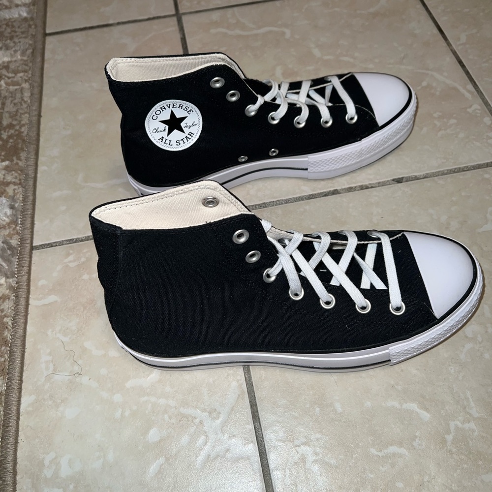 Platform converse. Size 9. Never Worn.